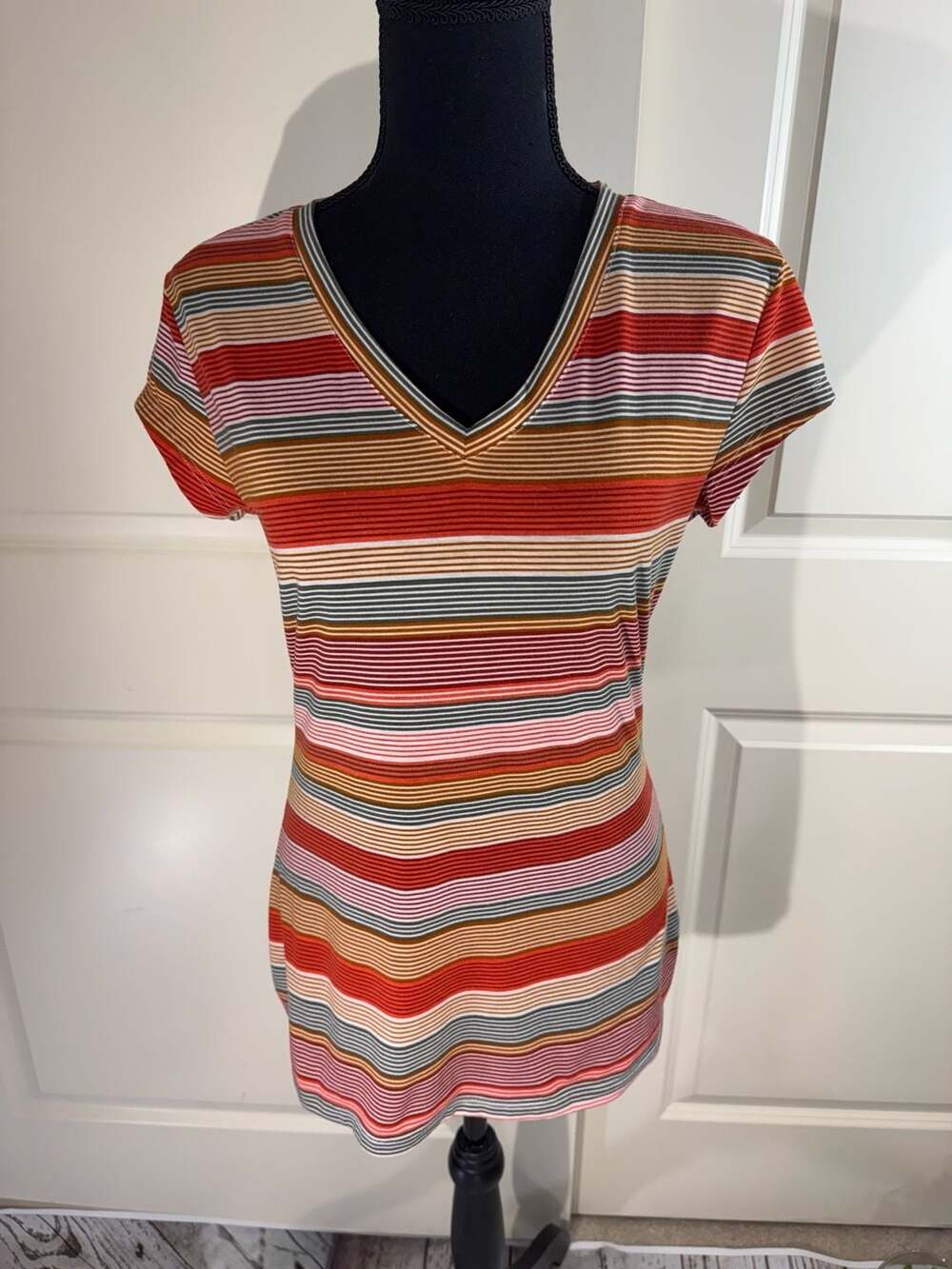 it's Multi Color Striped V-Neck Short Sleeve Top Size M